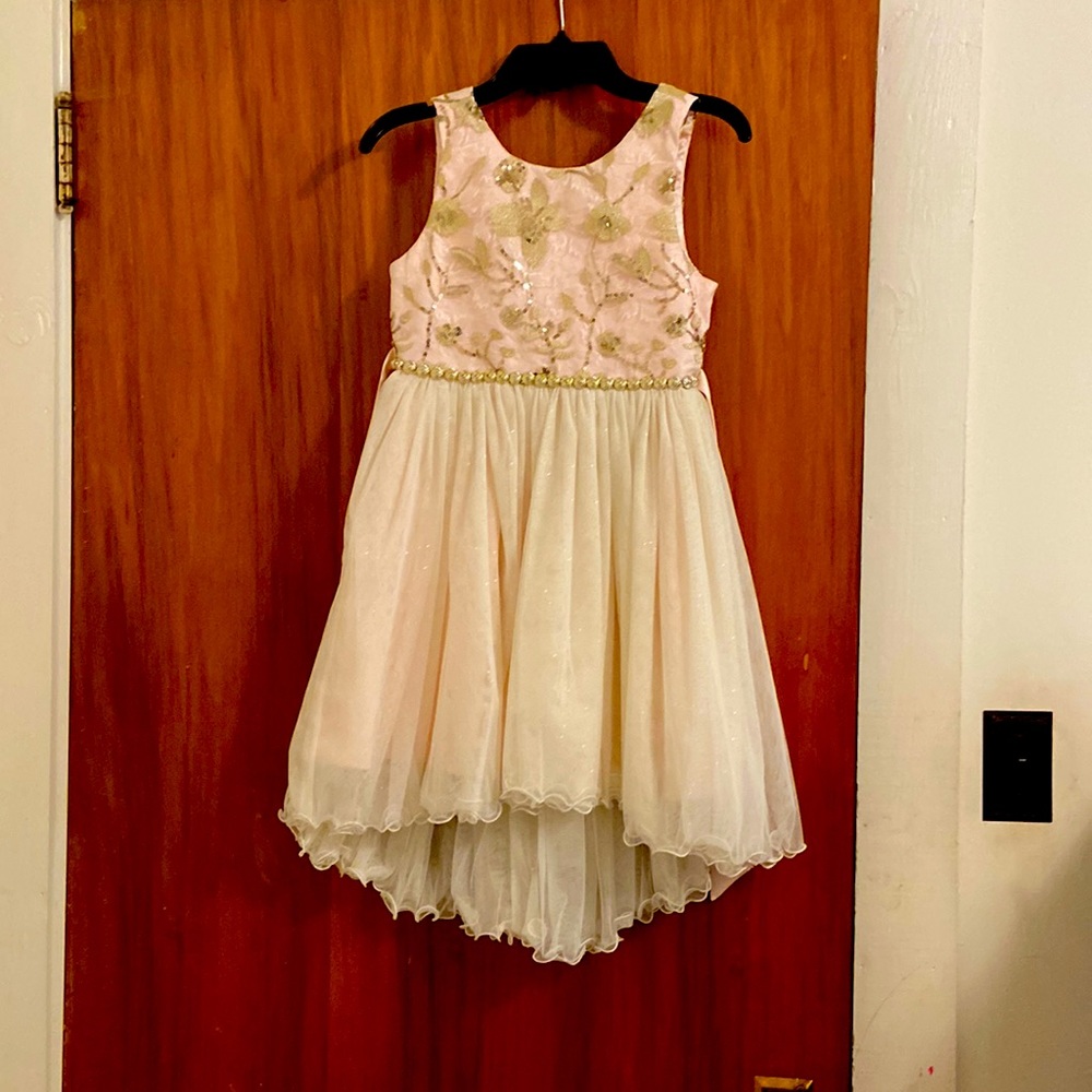 Beautiful like new American Princess size 8 girls dress! Longer in the back.